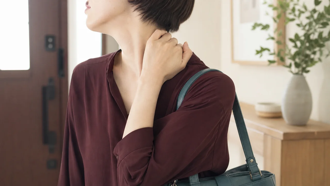 首を振り向く際に首の後ろへ手を添える様子